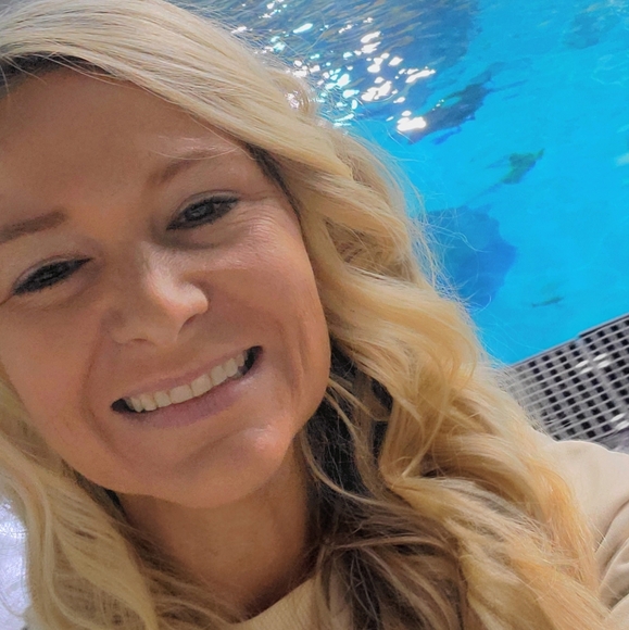 Meet your Posher, Evelyn - Picture 2 of 4